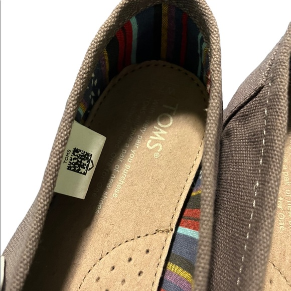 TOMS CLASSIC SLIP ON SHOES - Picture 3 of 4